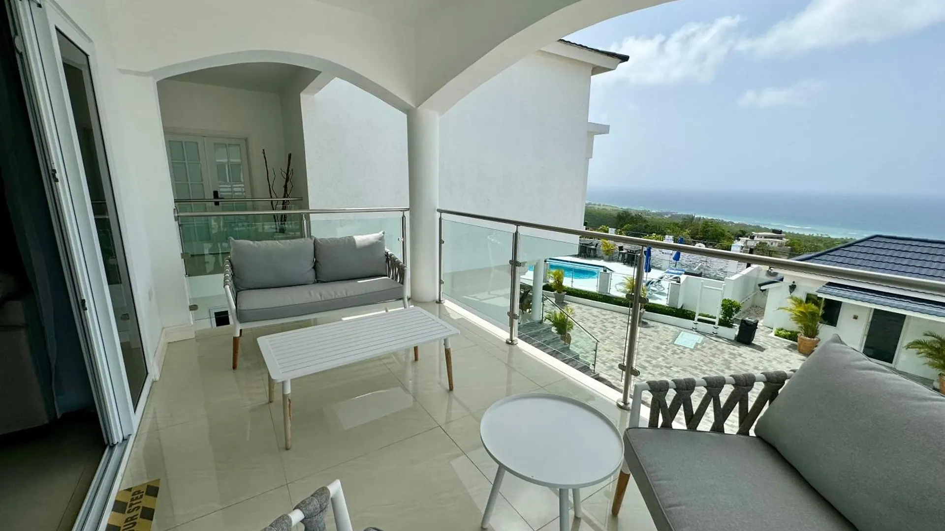 Hospitality Expert Bts 4 - Pool Beach & Bar Montego Bay Herberg