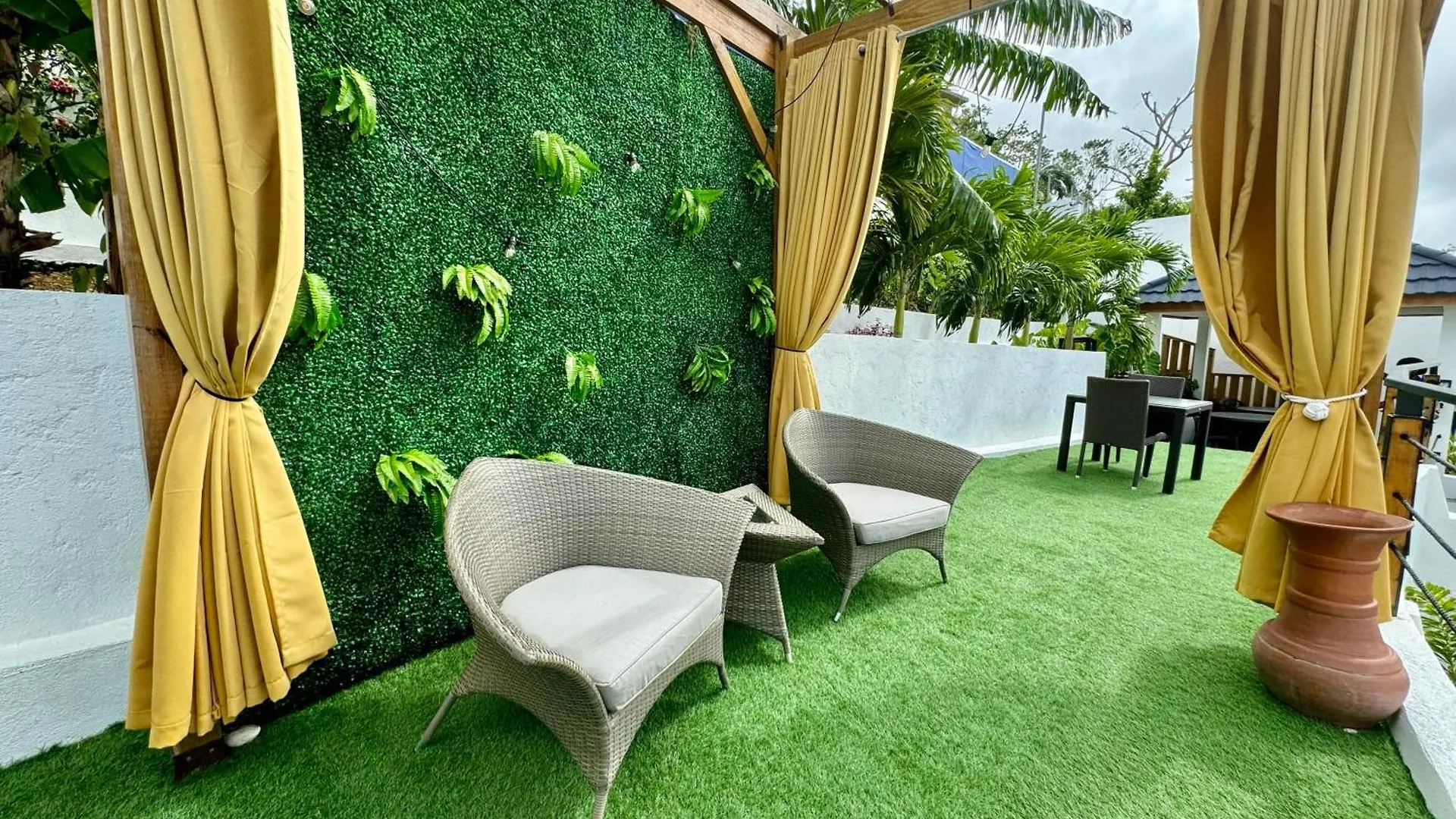 Hospitality Expert Bts 4 - Pool Beach & Bar Montego Bay Herberg